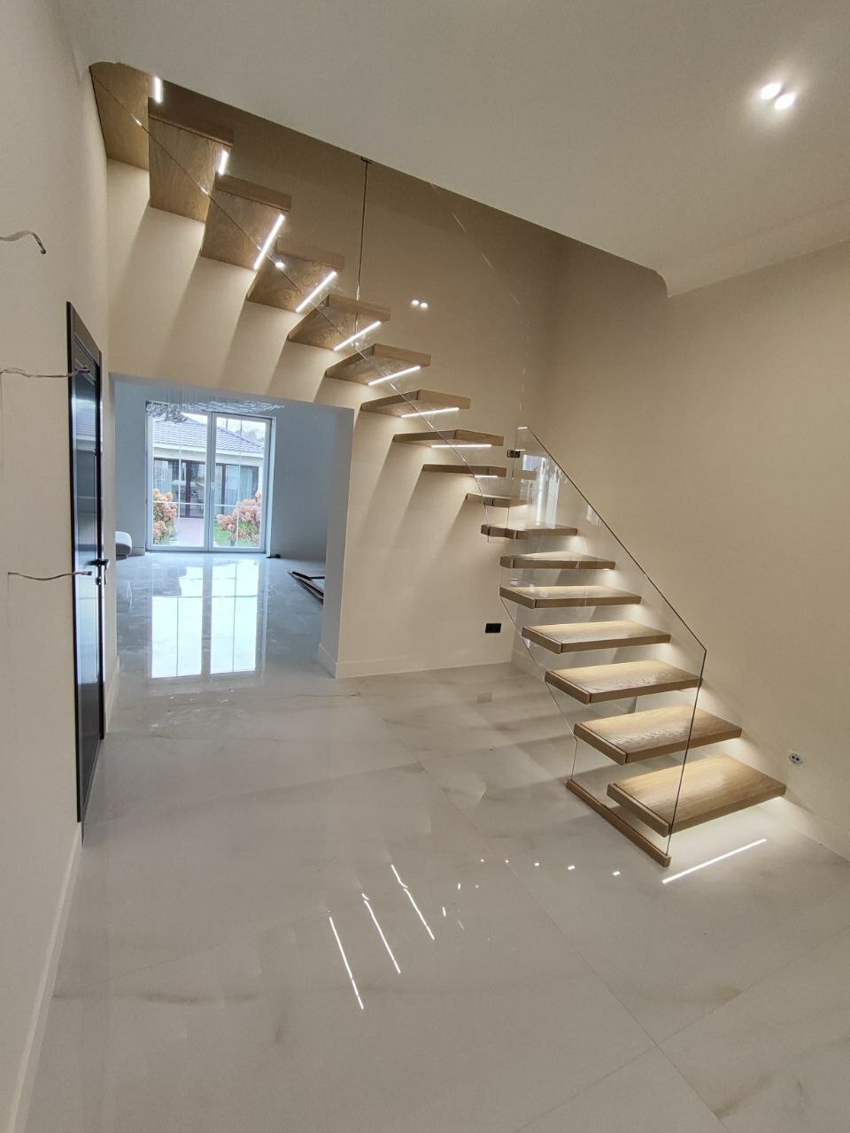 Лестница со стеклом с умной подсветкой ступеней . лестница с умной подсветкой ступеней