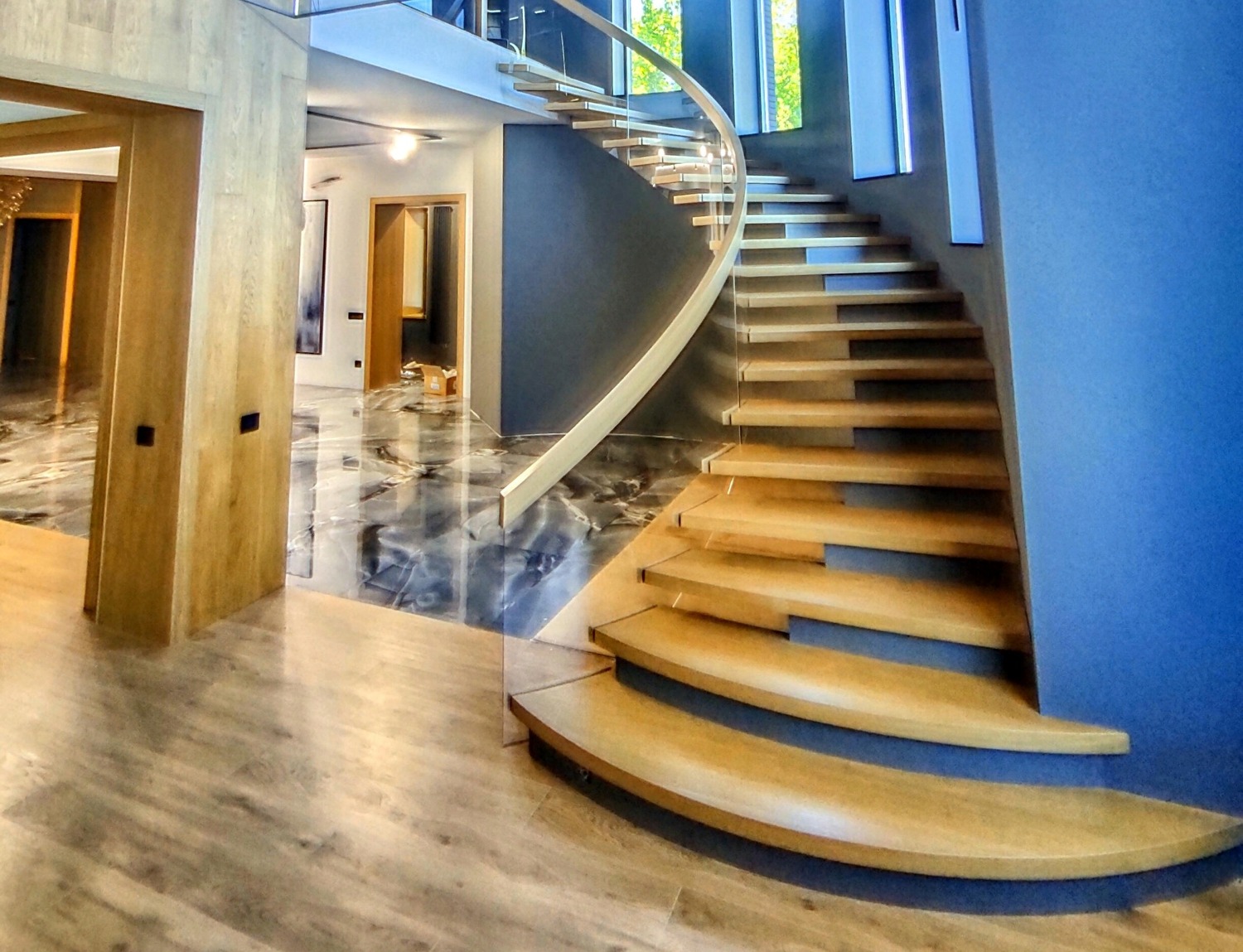 <span style="font-weight: bold;">Концольные лестницы со стеклом. </span>