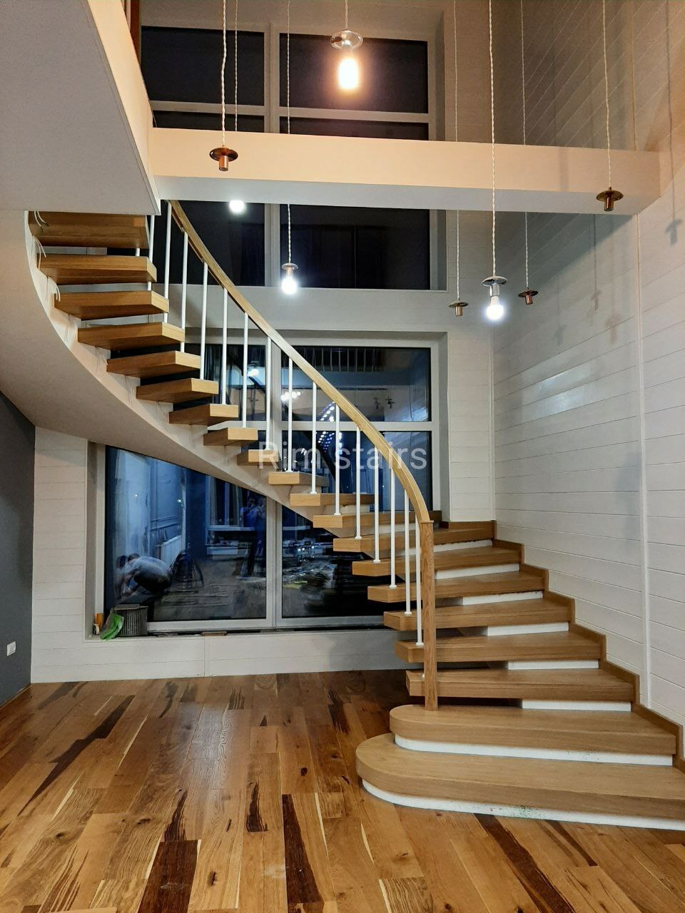 <span style="font-weight: bold; font-style: italic;">Отделка бетонных маршей.</span>