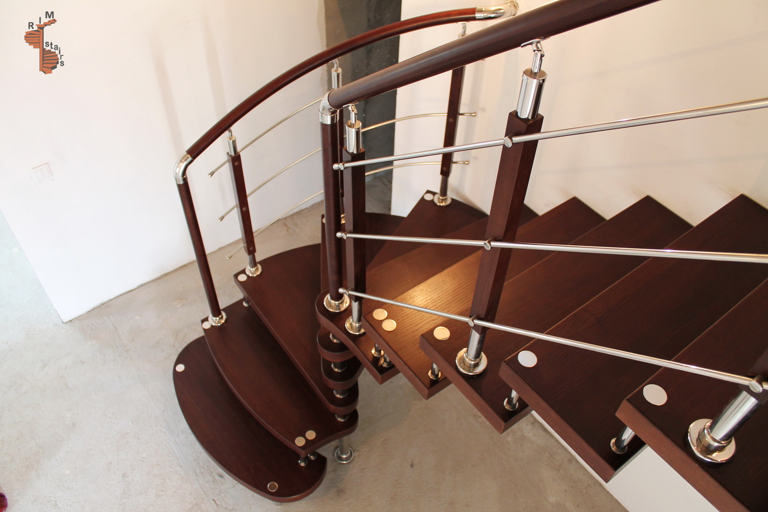 <span style="font-weight: bold; font-style: italic;">Лестницы на больцах .</span>