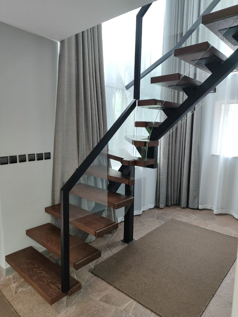 <span style="font-weight: bold; font-style: italic;">Лестницы на косоурах и тетивах.</span>