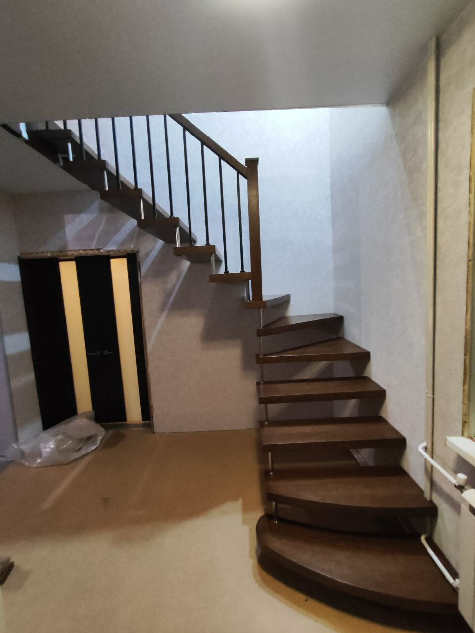 Лестница с металлическим ограждением . Лестница с металлическим ограждением .