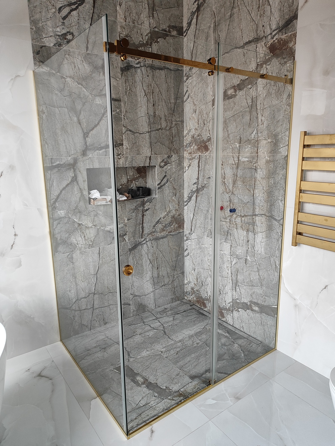  Душевые перегородки из закаленного стекла.